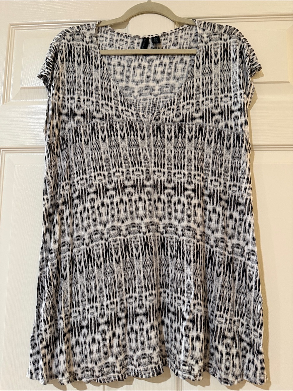 Cynthia Rowley Black & White V-Neck Patterned Tunic